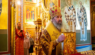 В праздник Всемирного Воздвижения архиепископ Юстиниан совершил Литургию в Казанском соборе Элисты 