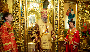 В праздник Всемирного Воздвижения архиепископ Юстиниан совершил Литургию в Казанском соборе Элисты 