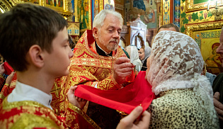 В праздник Всемирного Воздвижения архиепископ Юстиниан совершил Литургию в Казанском соборе Элисты 