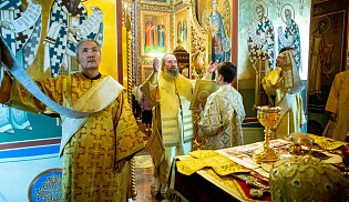 Архиепископ Юстиниан совершил Литургию в Казанском соборе Элисты 