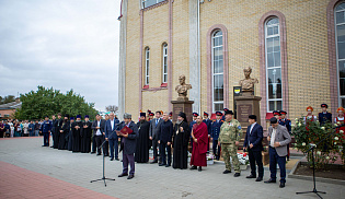 В Городовиковске открыли памятники Николаю II и цесаревичу Алексею