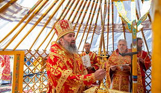 Архиепископ Юстиниан совершил Литургию в храме-кибитке в память священников-просветителей Калмыкии