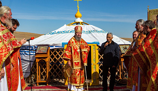 Архиепископ Юстиниан совершил Литургию в храме-кибитке в память священников-просветителей Калмыкии