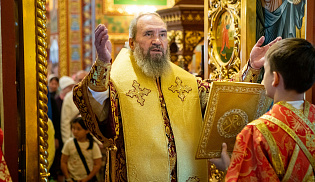 В праздник Всемирного Воздвижения архиепископ Юстиниан совершил Литургию в Казанском соборе Элисты 