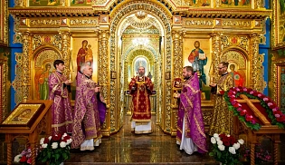 В праздник Всемирного Воздвижения архиепископ Юстиниан совершил Литургию в Казанском соборе Элисты