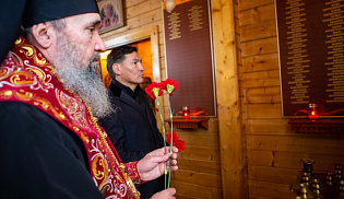 Архиепископ Юстиниан и Бату Хасиков открыли памятные доски с именами воинов СВО