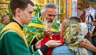 В день Святой Троицы архиепископ Юстиниан совершил Литургию и вечерню в Казанском соборе Элисты 