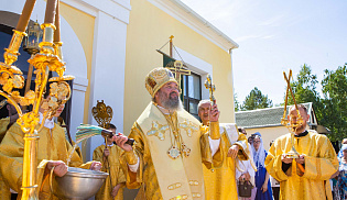 В День Крещения Руси архиепископ Юстиниан совершил Божественную литургию в Казанском соборе Элисты 