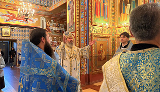 Архиепископ Юстиниан совершил Литургию в Казанском соборе Элисты 