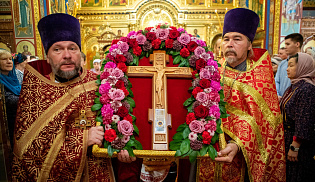 В праздник Всемирного Воздвижения архиепископ Юстиниан совершил Литургию в Казанском соборе Элисты 
